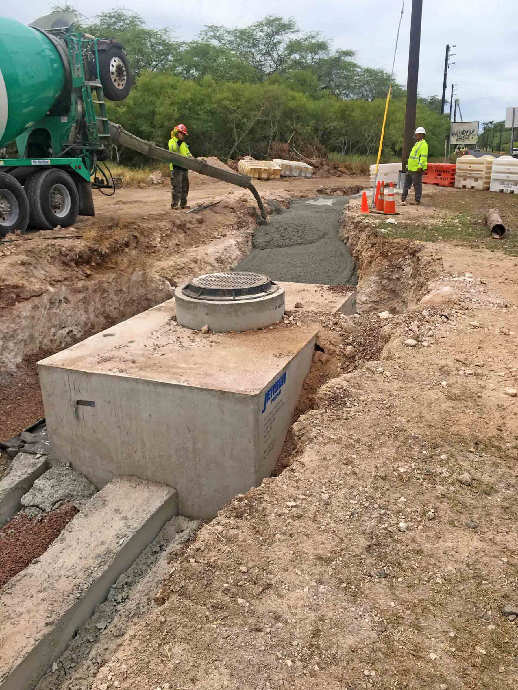 20190830-Installing-manhole-for-UG-12kV-distribution-line-on-Coral-Sea-Rd